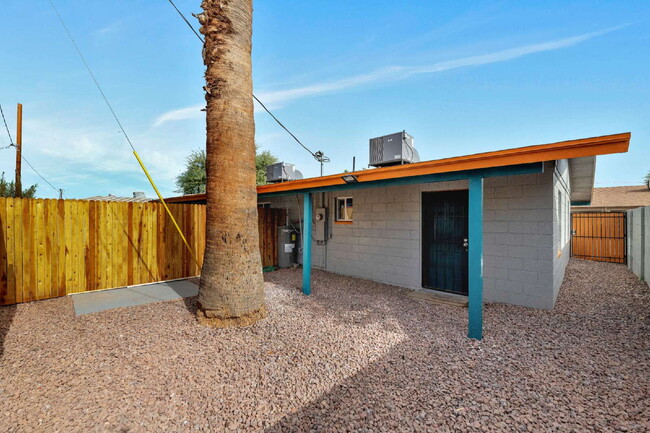 Building Photo - 2BR Unit with Private Backyard One Level