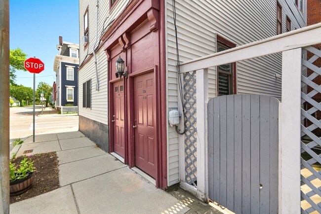 Building Photo - 807 E 3rd St