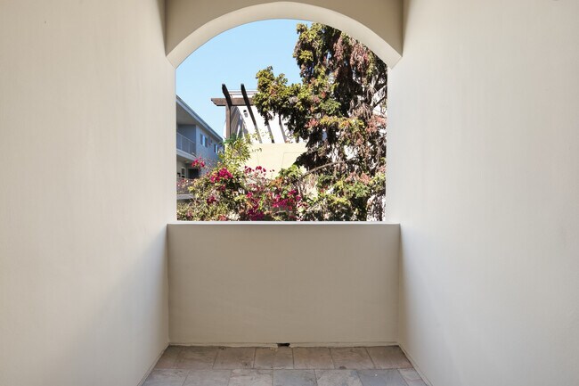 Building Photo - 10305 Almayo Ave