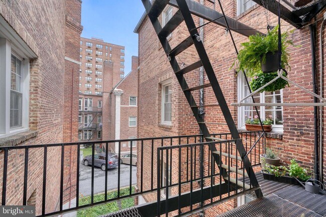 Building Photo - 101 W 39th St
