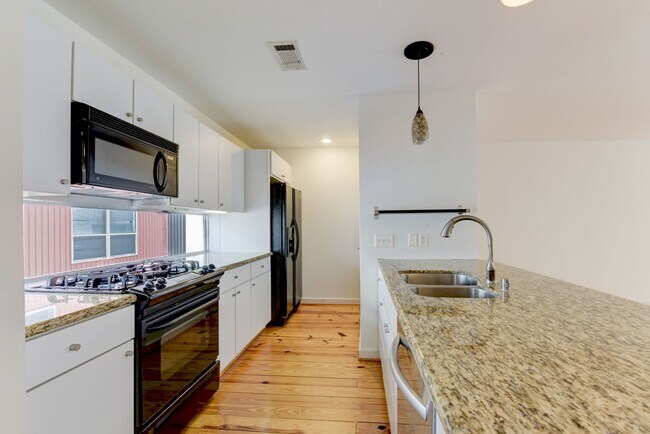 Building Photo - Modern Townhome In The Heart Of Midtown!
