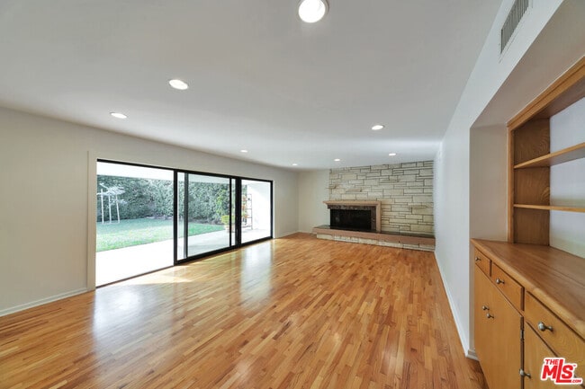Building Photo - 221 S Carmelina Ave