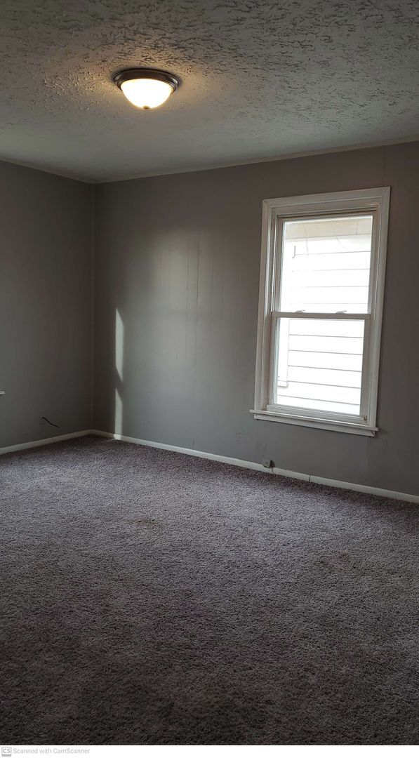 Building Photo - Renovated 3 bed 1 bath home with washer/dryer hook ups!