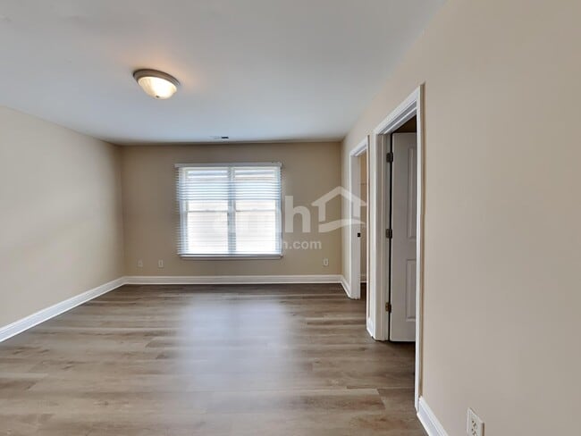 Building Photo - 333 Silver Top Dr SE