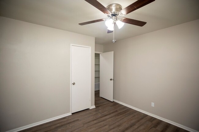 Building Photo - ** 3 Bed 1 Bath located in Forrest Hills *...