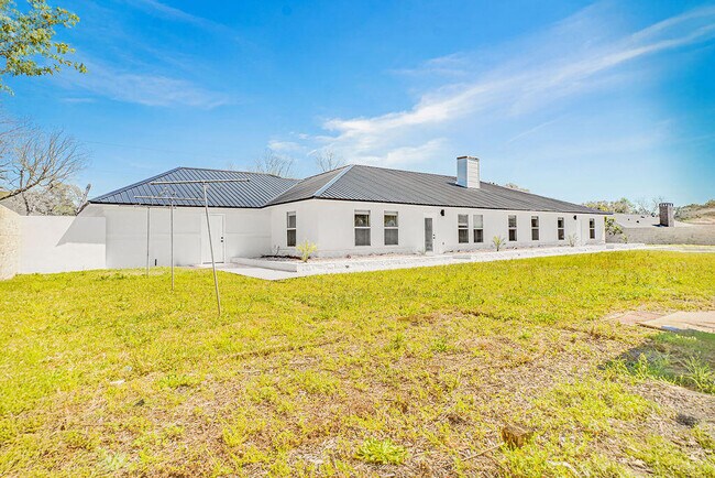 Building Photo - 2115 Stallion Rd