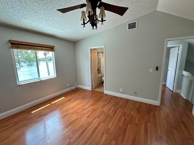 Building Photo - 17 Tara Lakes Dr E