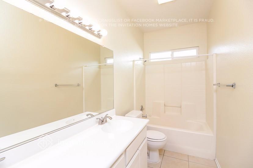 Building Photo - 2720 S Cherry Ave