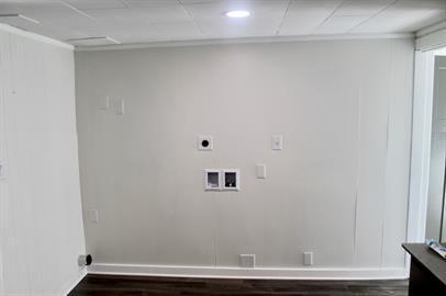 Building Photo - Charming & Updated 3 Bedroom Home