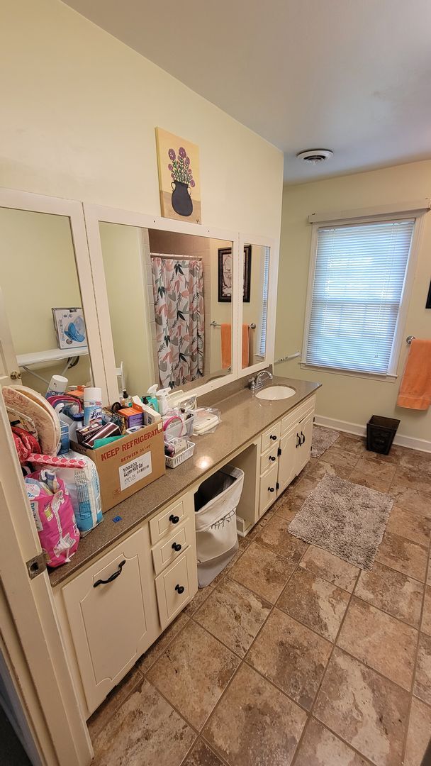 Building Photo - 4 Bed, 2.5 Bath Home Available in Taylors