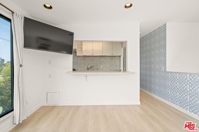 Building Photo - 1225 S Longwood Ave