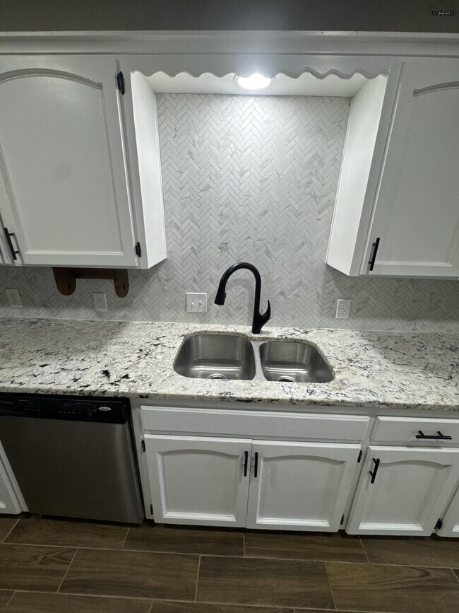 Building Photo - 1207 Danberry St