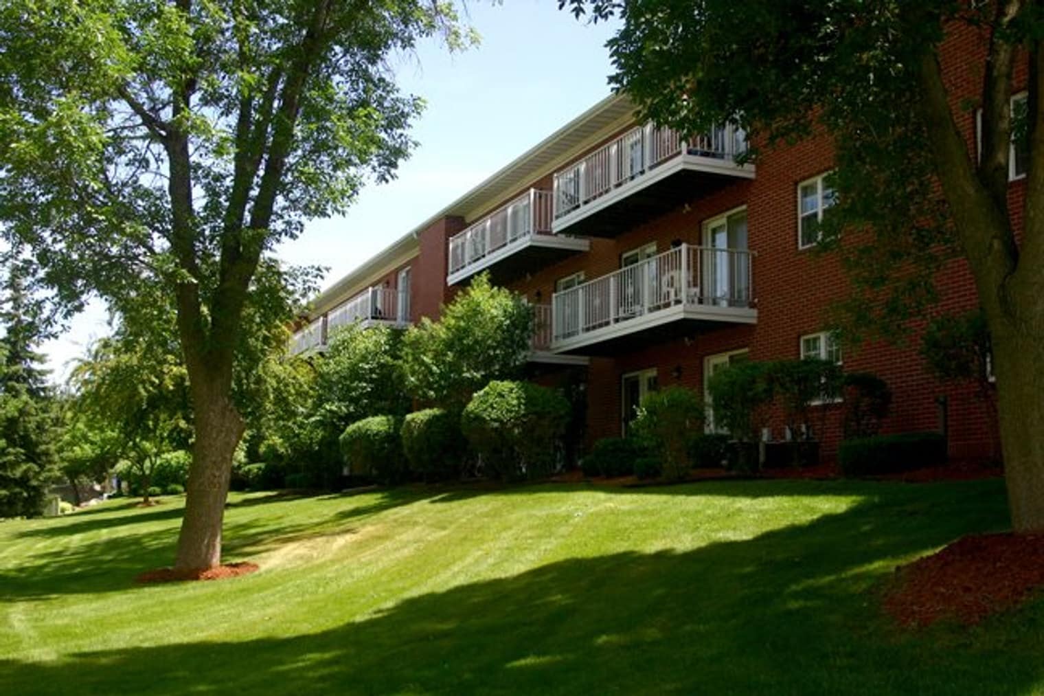 Building Photo - 1335 Summit Ave