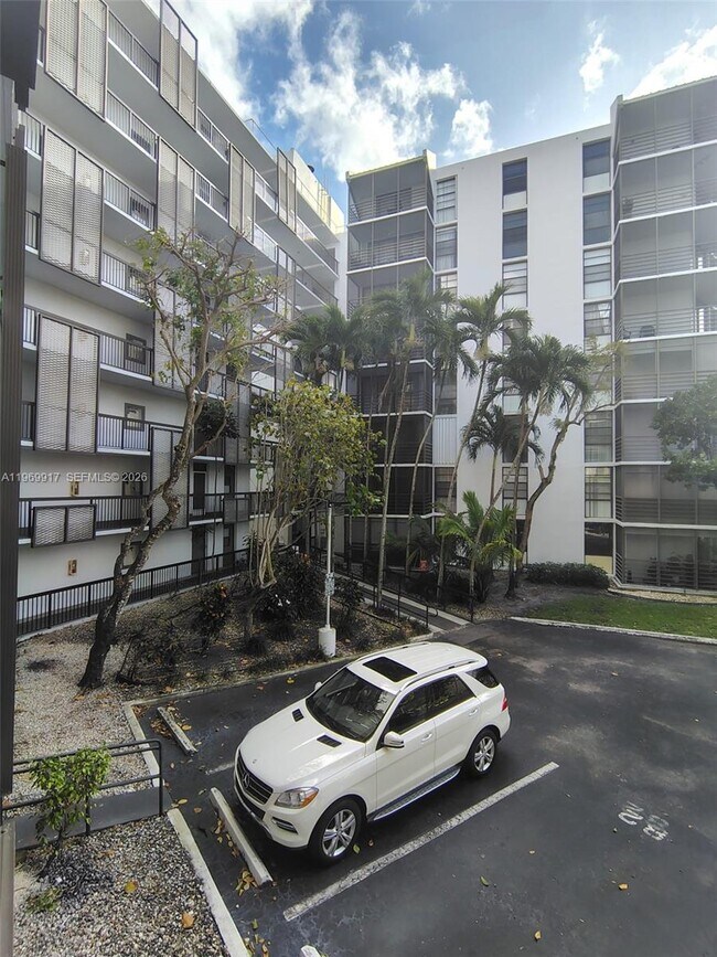 Building Photo - 20400 W Country Club Dr