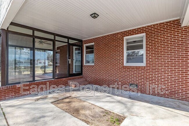Building Photo - 1614 US Hwy 70 W