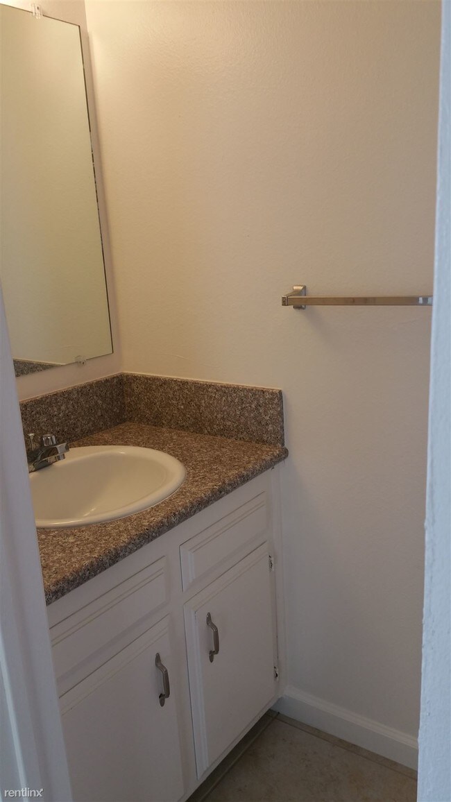 Building Photo - 2 br, 1.5 bath Townhome - 6412 Stockdale Hwy