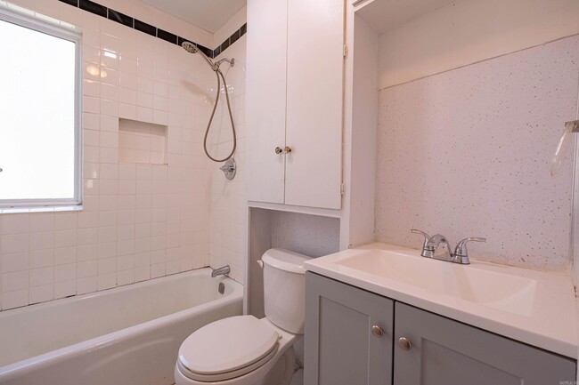 Building Photo - 1310 E North St