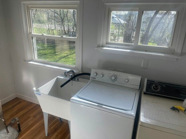 Building Photo - 2363 E Maple Rd