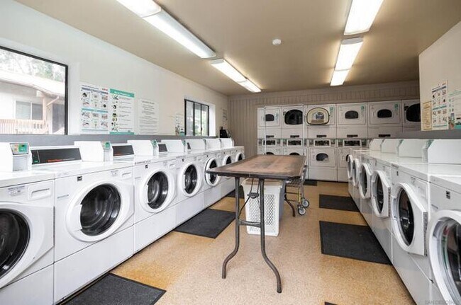 Building Photo - "Cozy 1-Bed Condo in Prime San Diego Locat...