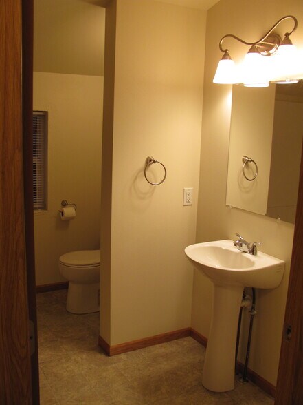 Upper bathroom - 2423 Parkfield Drive