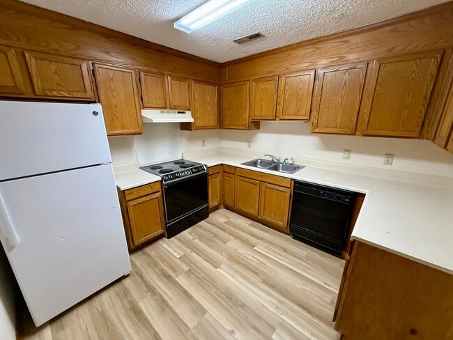 Building Photo - Conveniently Located Townhouse!