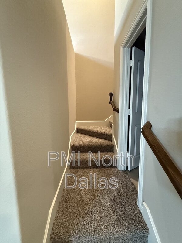Building Photo - 528 S Greenville Ave