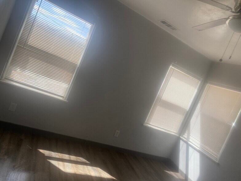 Building Photo - 333 S Inez St