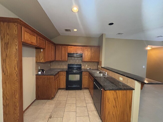 Building Photo - Wonderful Duplex in Yukon!