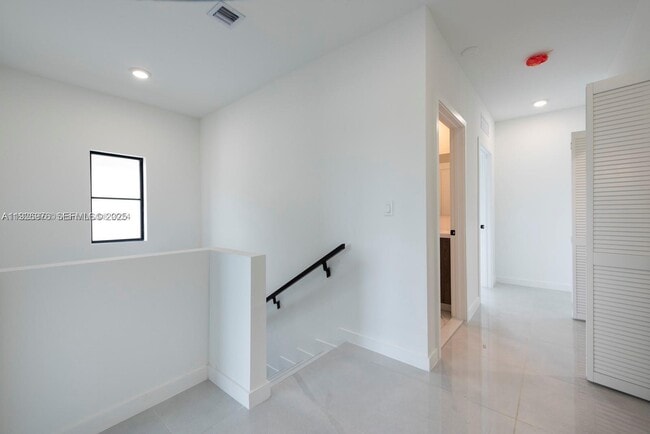 Building Photo - 1327 NW 2nd Ln