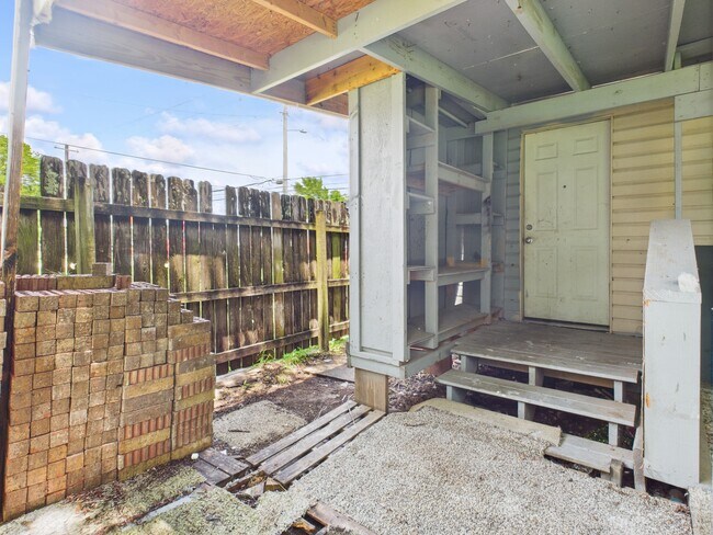 Building Photo - 2702 Cavitt Ave