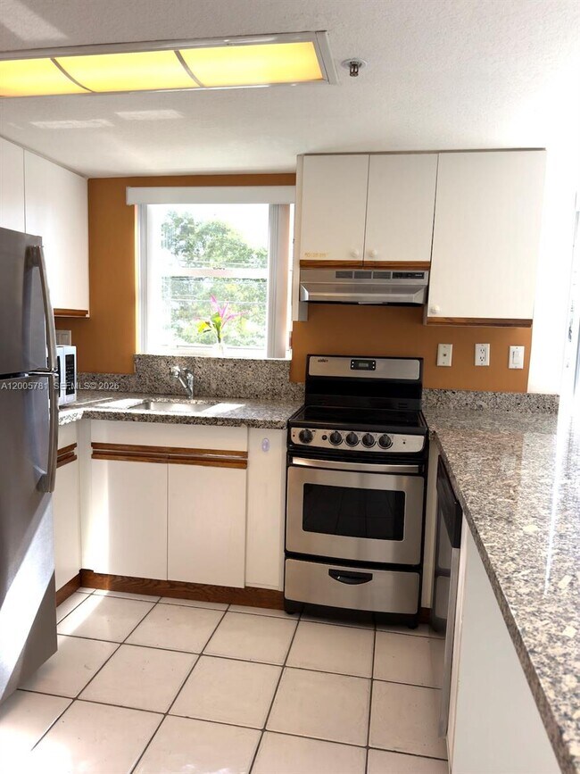 Building Photo - 3052 SW 27th Ave