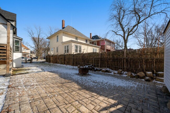 Building Photo - 1610 S 4th Ave
