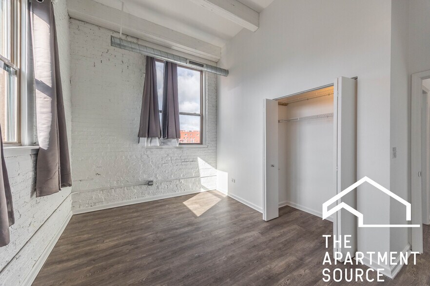 Building Photo - 930 W Dakin St