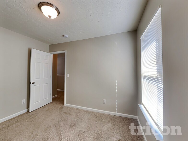 Building Photo - 2419 Pinebark Dr