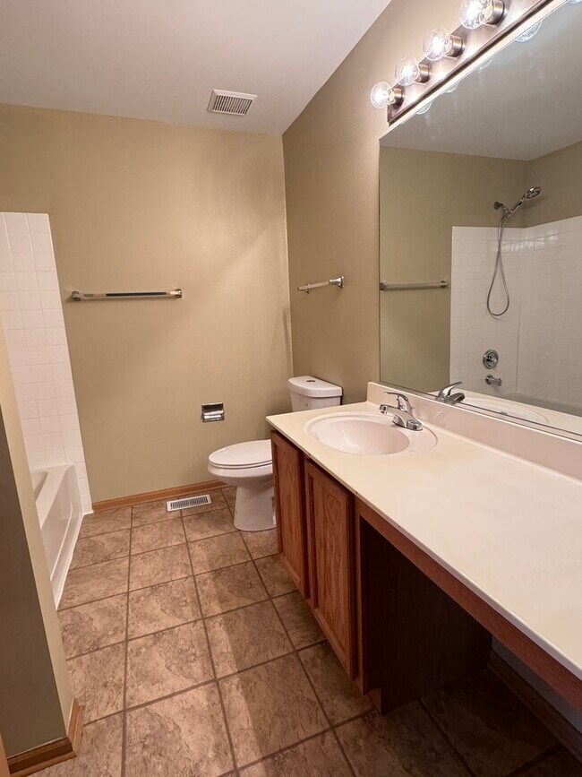 Building Photo - 812 Genesee Dr
