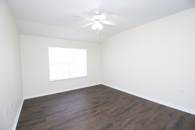 Building Photo - Charming End-Unit Townhome in Northeast Pensacola with Wood-Look Flooring, Updated Kitchen, Fence...