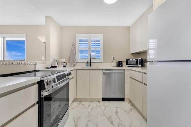 Building Photo - 1418 Collins Ave