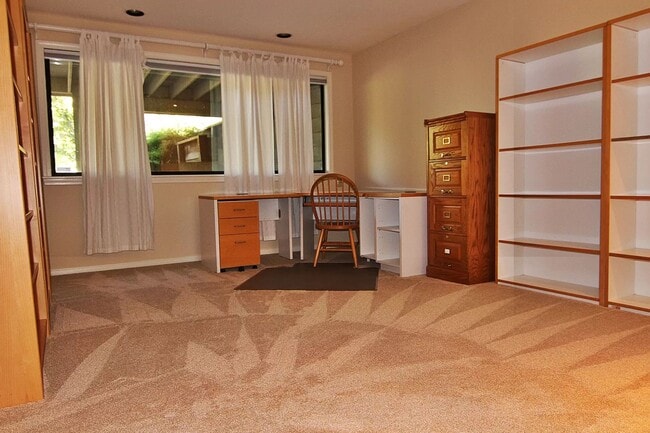 Building Photo - Lovely spacious home, dual levels, Cuperti...