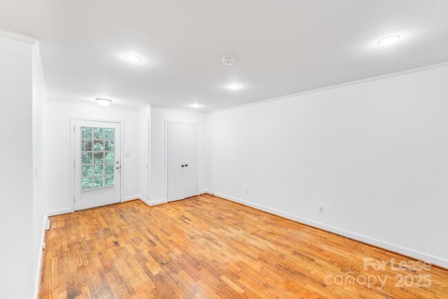 Building Photo - 405 W Harvie Ave