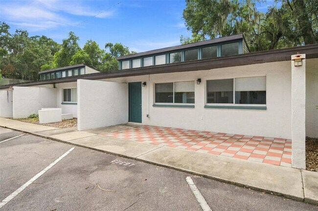 Building Photo - 747 SE 2nd Pl