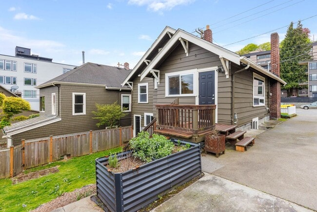 Building Photo - 2114 Dexter Ave N