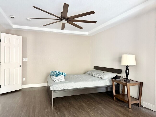 Building Photo - Charming Cul-de-Sac Home with Bonus Room & Backyard