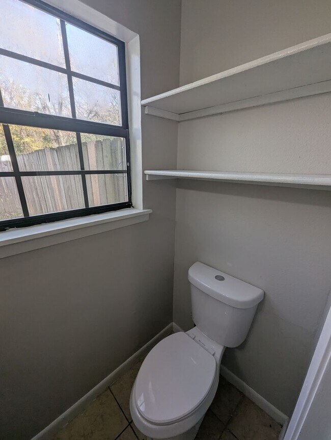 Building Photo - 2 Bed/ 1.5 Bath Townhouse