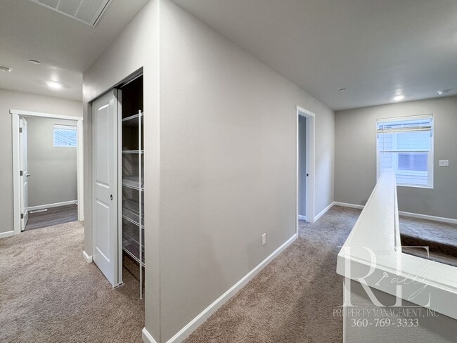 Building Photo - Bright Bremerton Home with Open Layout, A/C, and Fully Fenced Yard