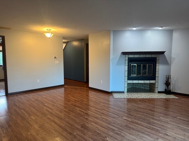 Building Photo - 211 Skyview Dr