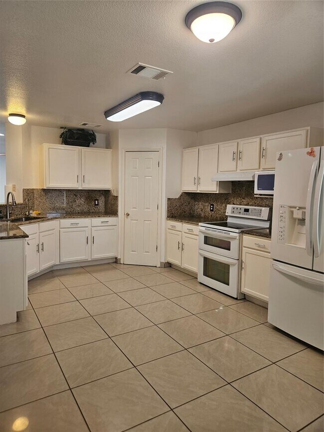 Building Photo - 230 Rinehardt St