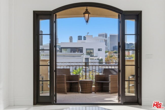 Building Photo - 462 S Maple Dr