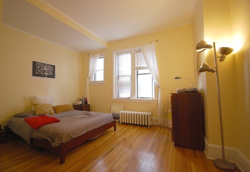 Building Photo - 411 Marlborough St