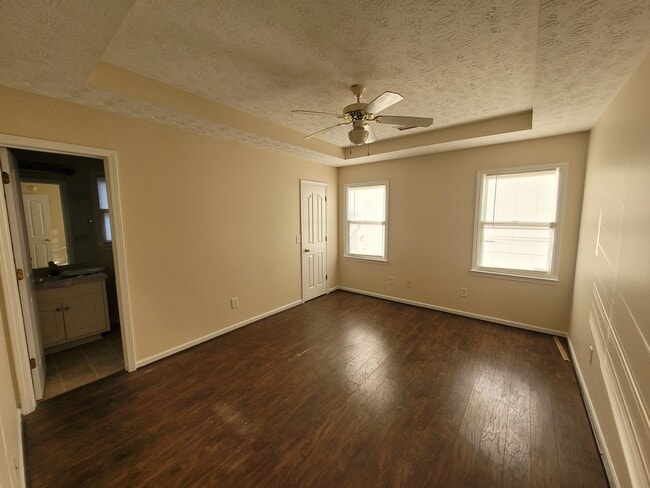 Building Photo - 4 bedroom 2 bath