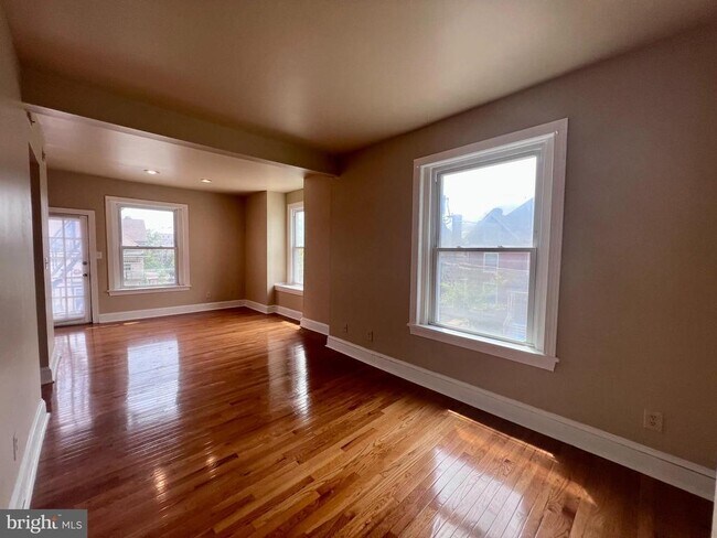 Building Photo - 1303 W 13th St